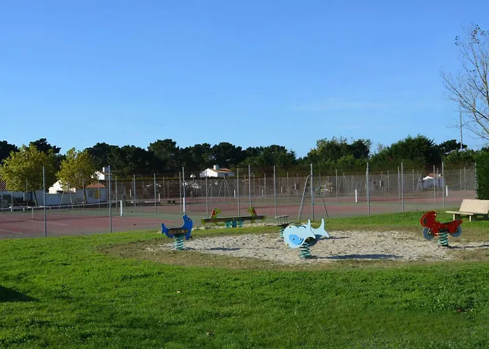 Etoile De Avec Piscine 度假居